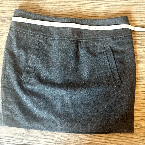 ADORABLE WOOL MINI SKIRT WITH FAUX POCKETS, IN GRAY. SIZE SMALL, FULLY LINED - Picture 6 of 11